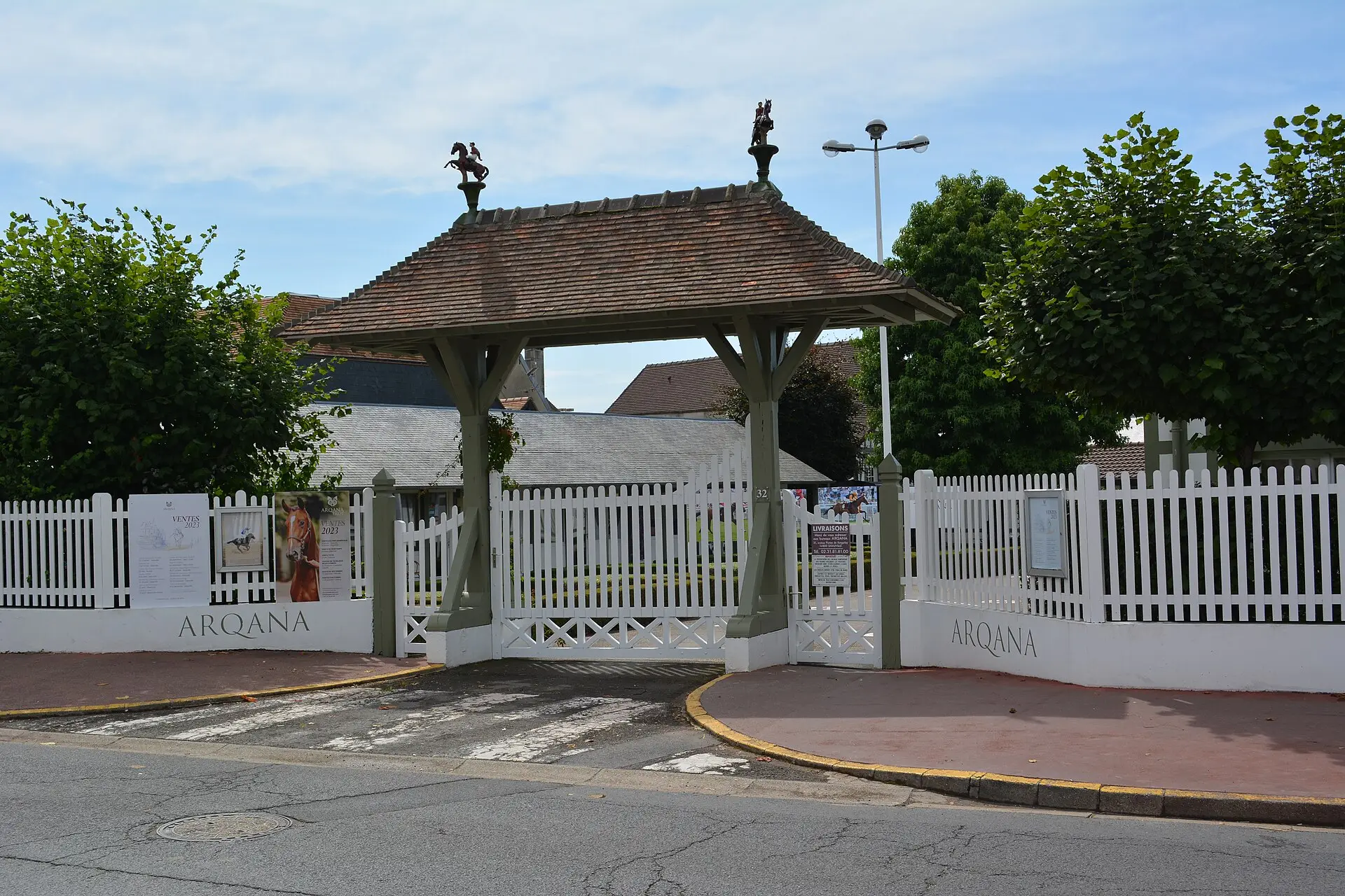 Le portail d’Arqana, 32 avenue Hocquart de Turtot, qui donne accès à la salle Élie de Brignac