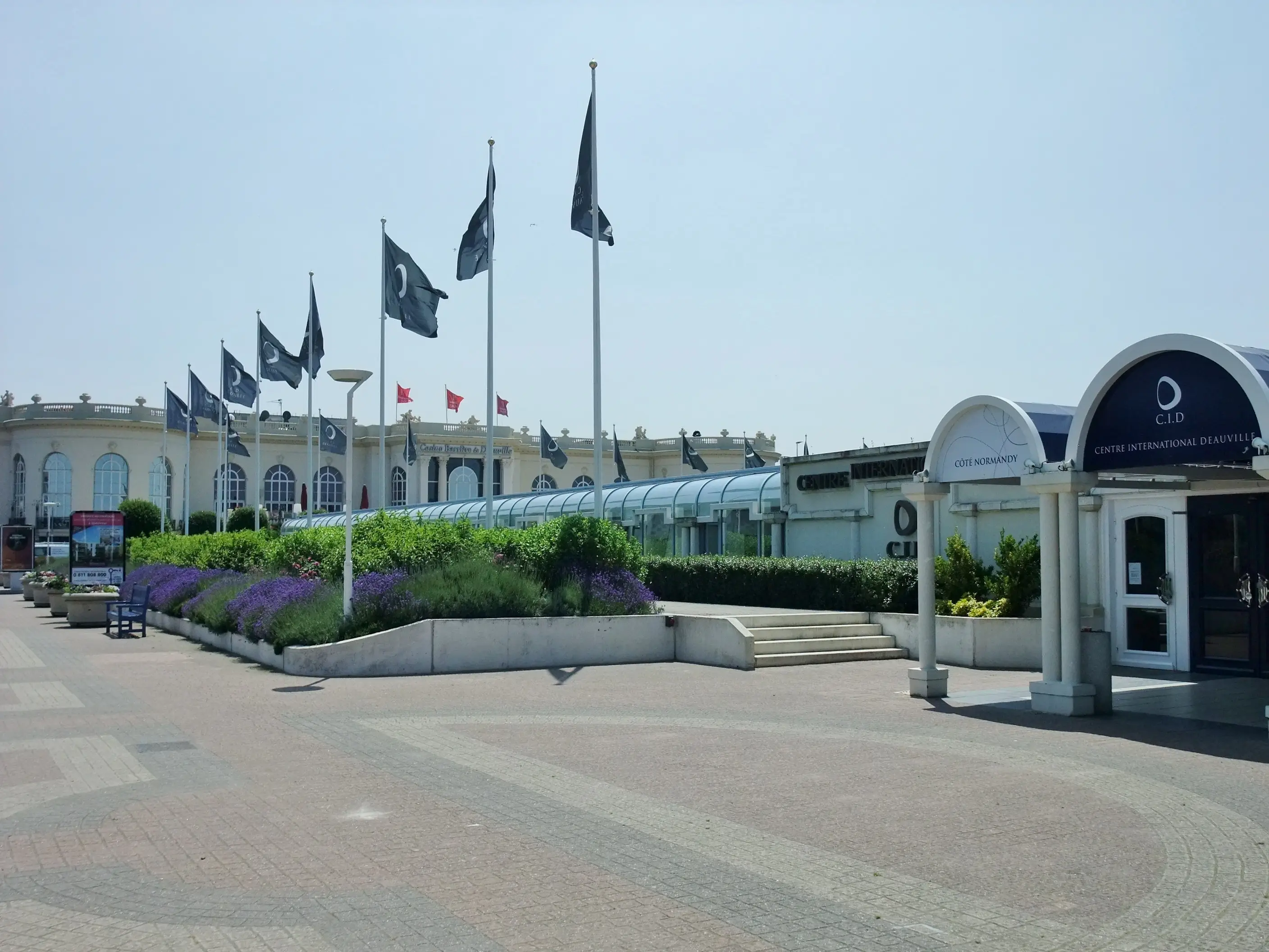 L’entrée du Centre International de Deauville, avec le casino en arrière-plan