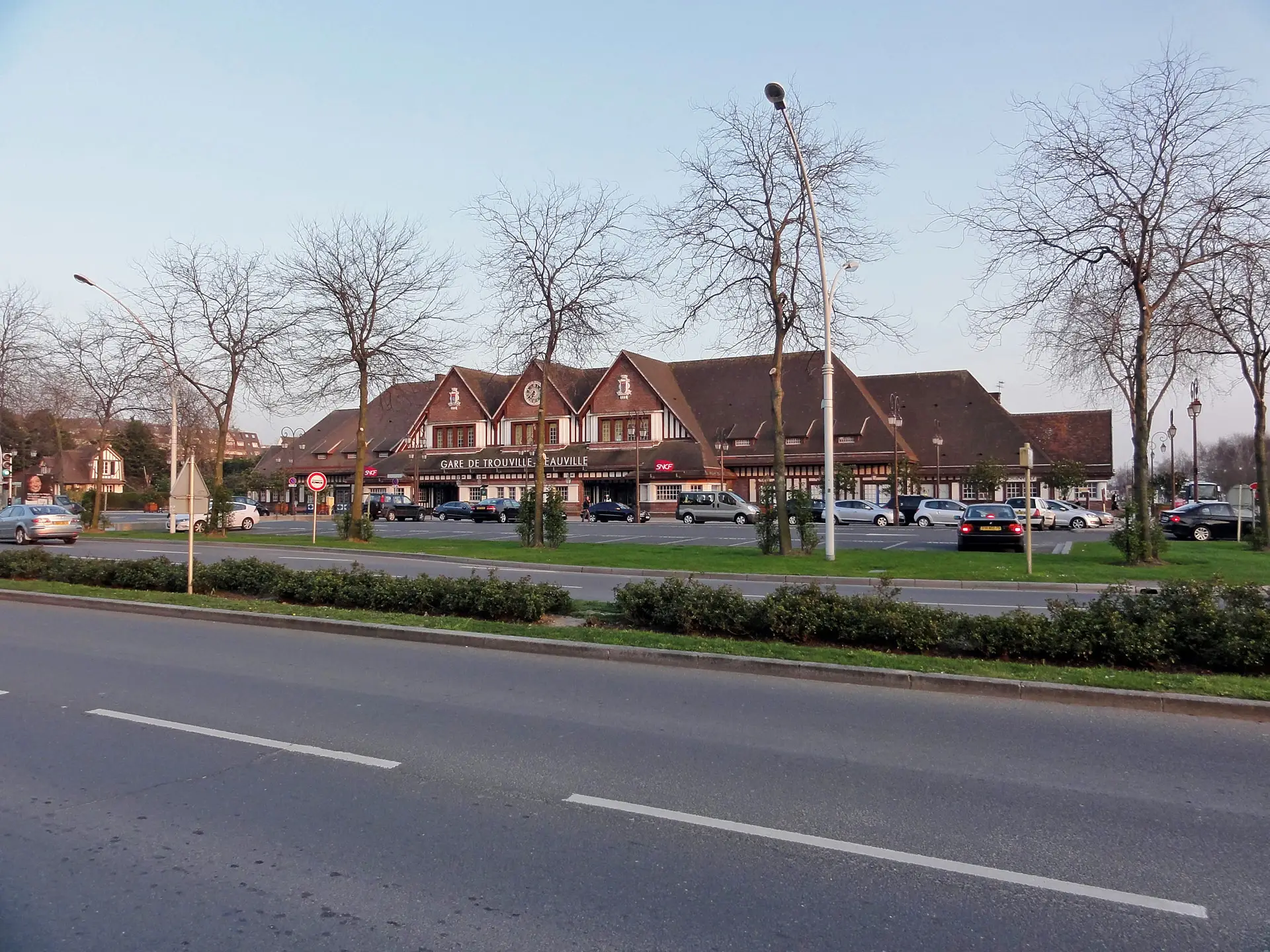 La gare de Trouville-Deauville, bâtiment à colombages et toits pentus